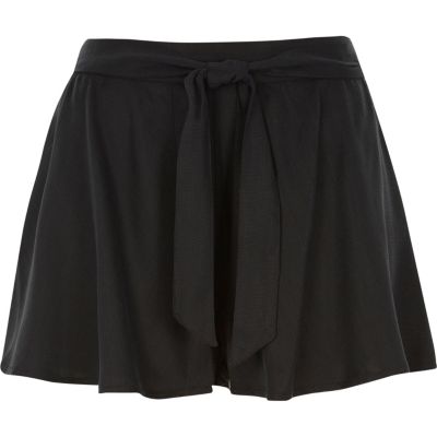 Black flippy shorts